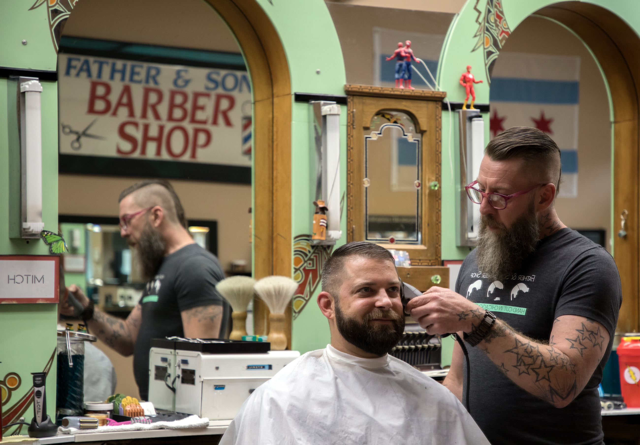 Kyle Wood getting his hair cut by Mitch Koonce at Father and Son barbershop. (Andrew Gill/WBEZ)