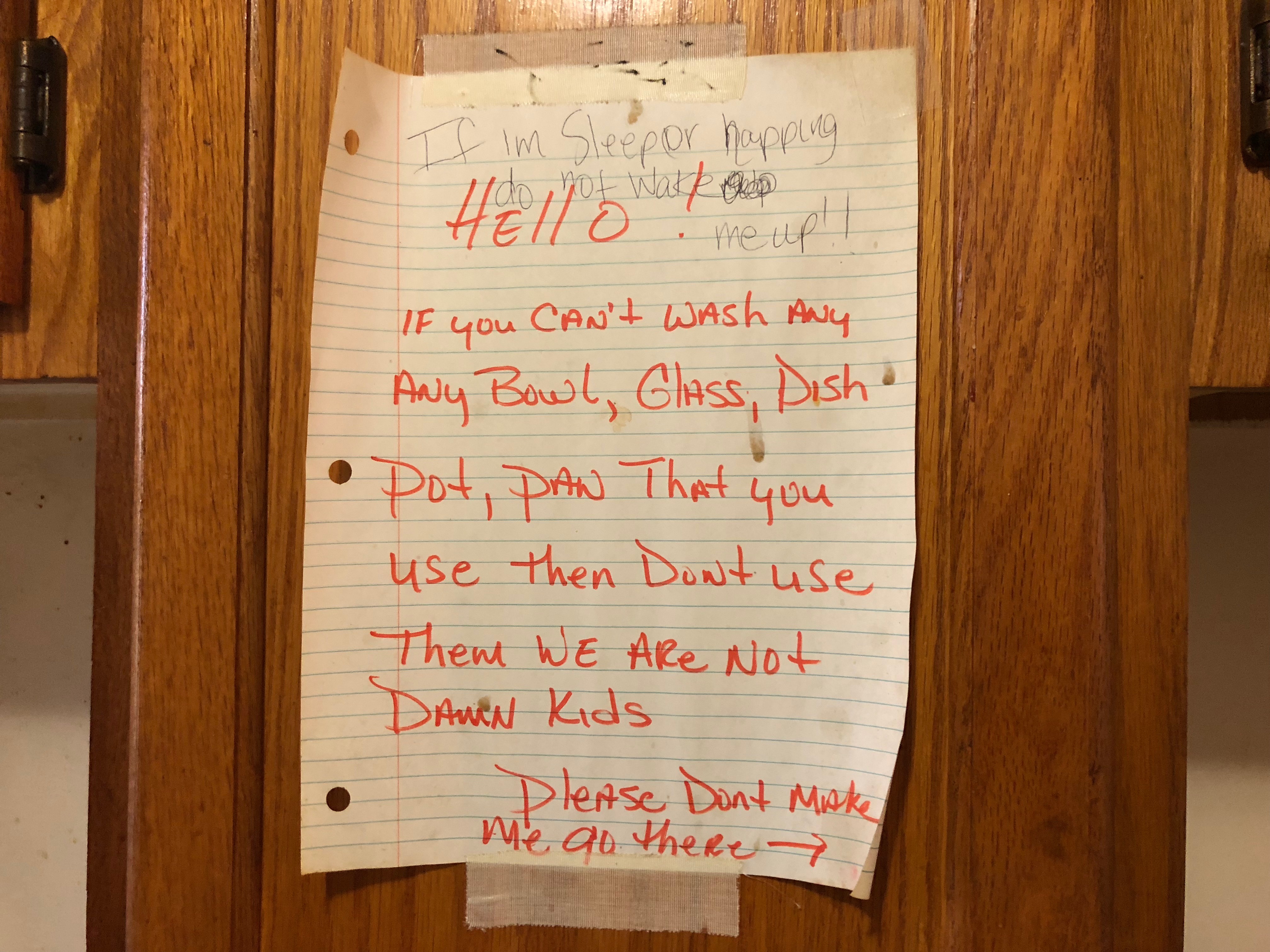 A note above Glenn Baker's sink reminding visitors to clean up. (Miles Bryan/WBEZ)