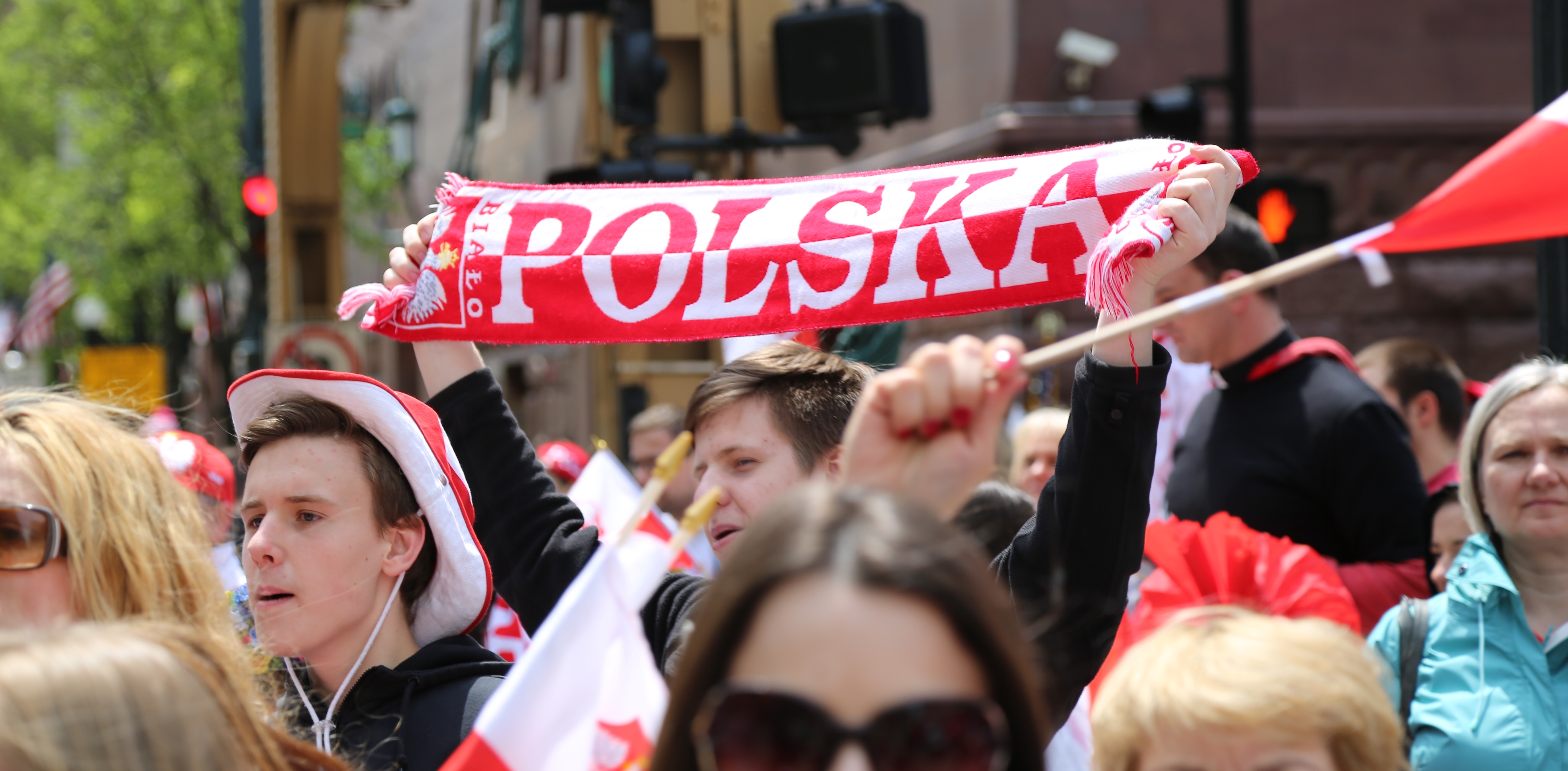 Thousands marched along Chicago's State Street on May 7, 2016, to celebrate the ties between Chicago, Poland and Polish-Americans. (Steven Jackson/WBEZ)