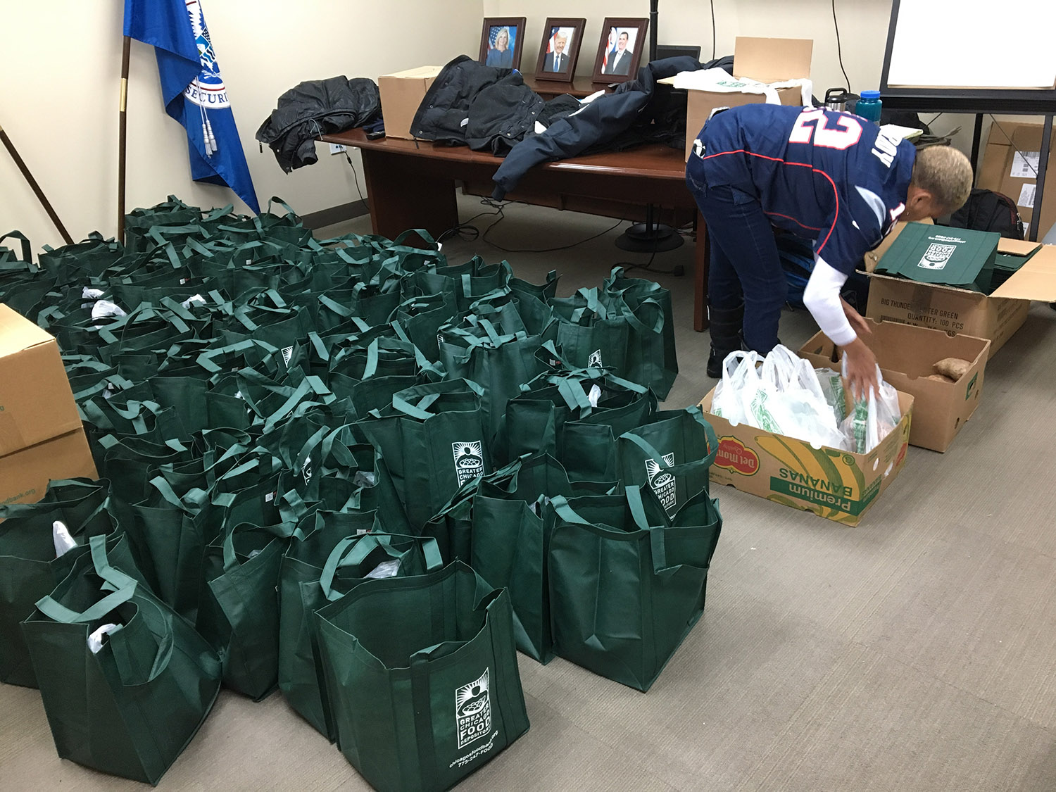 Federal Workers In Chicago Band Together To Spread Aid WBEZ Chicago