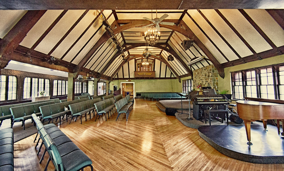 The former grand dining room for the Chicago Town and Tennis Club is now used for prayer by members at Unity Chicago's church. (Jason Marck/WBEZ)