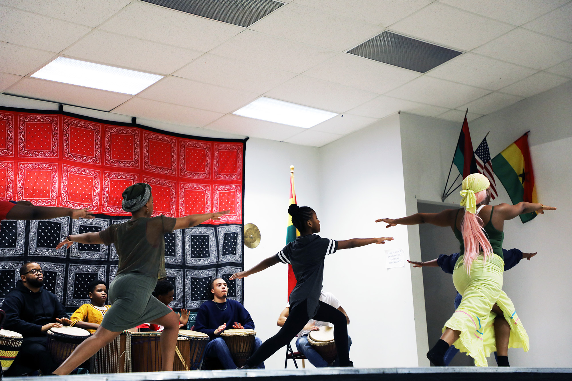 SuperGroup member Zenzile Pearson (right) teaches a dance class onstage with live drumming. (Arionne Nettles/WBEZ)