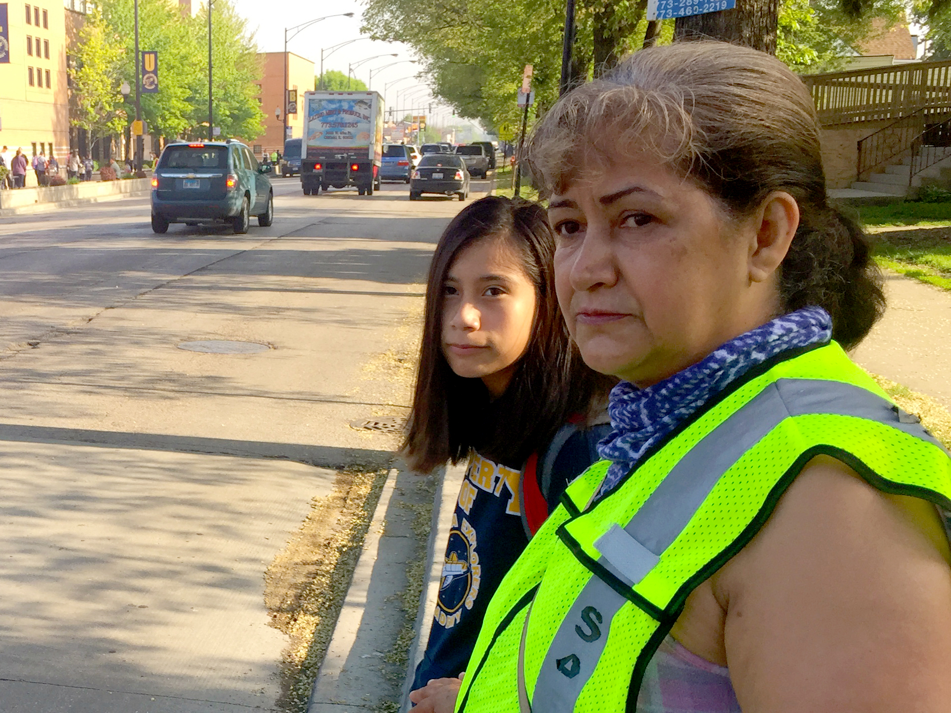 Las madres patrulleras están alerta de la presencia de personas sospechosas y ayudan a los estudiantes a esquivar el tráfico en su camino a la escuela. (Adriana Cardona-Maguigad/WBEZ)